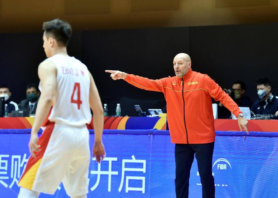 愁云暗澹的华盛顿市，一幢通俗公寓内，独身妈妈克莉丝（艾伦·鲍斯汀 Ellen Burstyn 饰）和女儿芮根糊口于此。但是近一段时候，克莉丝却被女儿各种奇异的举止熬煎得焦躁不胜。芮根的行动举止奇异，悬殊凡人。克莉丝带她求医问卜，终无所获，乃至精力科大夫也一筹莫展。万般无 奈之下，几近失望的母亲乞助于莫林神甫（马克斯·冯·西多 Max von Sydow 饰），一个有着丰硕驱魔经验的老者。可骇的夜晚，神甫与躲身少女体内的恶魔睁开连番较劲。这是一个注定让无数人长生难忘的恶魔之夜……本片由William Batty按照1949年一路真实的驱魔事务创作的小说改编，荣获奥斯卡金像奖最好混音奖和最好改编脚本奖。